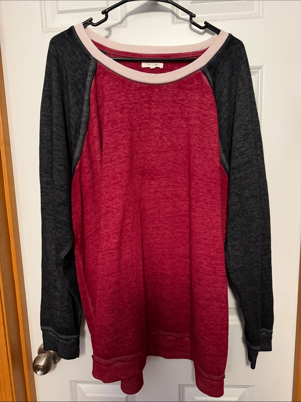 Maurices 3x Two-Tone Raglan Crew Sweatshirt in Raspberry and Charcoal